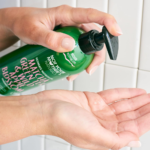 ⁦نوت يور ماذرز‏ شامبو مغذي للشعر شاي الماتشا الأخضر وزهرة التفاح البري - 450 مل⁩ - الصورة ⁦3⁩