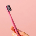 ⁦فرشاة أسنان تشا تشا بشعيرات ناعمة من أونبا - وردي⁩ - الصورة ⁦2⁩