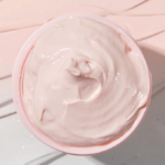 ⁦قناع الفحم الوردي لينقي المسام من كوسركس - 110غ⁩ - الصورة ⁦2⁩