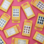 ⁦أظافر صناعية لصق ذاتي بتيت شكل مربع من جليتز - أحمر⁩ - الصورة ⁦2⁩