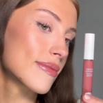 ⁦قلوس ملمع شفاه برسورثي من ذا بالم - كلاتش⁩ - الصورة ⁦3⁩