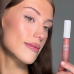 ⁦قلوس ملمع شفاه برسورثي من ذا بالم - كروس بودي⁩ - الصورة ⁦3⁩