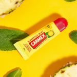 ⁦مرطب شفاه بالأناناس والنعناع من كارميكس - 10غ⁩ - الصورة ⁦2⁩