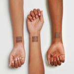 ⁦مجموعة بودرة الحواجب ثنائية اللون من ايسنس - 02 دارك ديب⁩ - الصورة ⁦2⁩