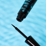 ⁦كحل سائل ديب 24 ساعة لونج لاستينج مقاوم للماء من ايسنس - 01 بلاك⁩ - الصورة ⁦4⁩