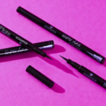 ⁦قلم كحل سائل سوبر فاين من ايسنس - 01 ديب بلاك⁩ - الصورة ⁦4⁩