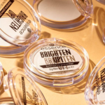 ⁦بودرة تثبيت مضغوطة برايتن أب من ايسنس⁩ - الصورة ⁦3⁩