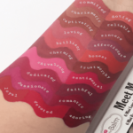 ⁦مجموعة 6 ميني احمر شفاه سائل ميت مات هيوز من ذا بالم - 10⁩ - الصورة ⁦3⁩