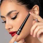 ⁦توب فيس كحل سائل لونج لاستينج مقاوم للماء - اسود كربوني⁩ - الصورة ⁦3⁩