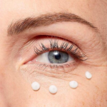 ⁦سيروم توتال آي ليفت لشد منطقة حول العينين من كلارنس - 15مل⁩ - الصورة ⁦4⁩