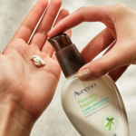 ⁦افينو مرطب كلير كومبليكشن للبشرة الحساسة والمعرضة لحب الشباب - 118 مل⁩ - الصورة ⁦2⁩