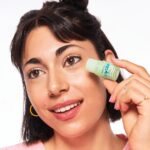 ⁦ايسنس برايمر ستيك لتحت العين جيلي جريب - 4.6جم⁩ - الصورة ⁦2⁩