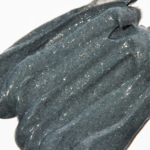 ⁦كاربون ثيوري مقشر وجه بزيت شجرة الشاي و الفحم للتحكم بحب الشباب - 125مل⁩ - الصورة ⁦3⁩