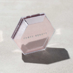 ⁦اضاءة هايلايتر بودرة دياموند بومب من فنتي بيوتي - هاو مني كاراتس⁩ - الصورة ⁦3⁩