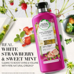 ⁦هيربال إيسنسز بيو رنيو بلسم تنظيف الشعر بالفراولة البيضاء والنعناع - 400 مل⁩ - الصورة ⁦2⁩