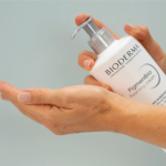 ⁦غسول مفتح ومقشر ومرطب للبشرة بيو فومينغ كريم من بيوديرما - 500مل⁩ - الصورة ⁦3⁩