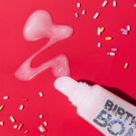 ⁦ايسنس قلوس ملمع شفاه بيرثداي بومب⁩ - الصورة ⁦4⁩