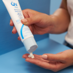 ⁦كيوفي كريم نهاري مرطب للوجه مع عامل حماية من الشمس SPF30 للبشرة الحساسة - 75جم⁩ - الصورة ⁦7⁩