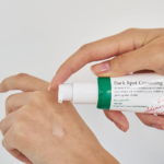 ⁦سيروم التوهج لتصحيح البقع الداكنة من اكسيس واي - 50 مل⁩ - الصورة ⁦4⁩