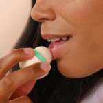 ⁦إي أو إس مرطب الشفاه الطبيعي 100% - 7 جم⁩ - الصورة ⁦3⁩