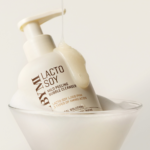 ⁦غسول الفقاعات المقشر بخلاصة اللاكتو-صويا - 180 مل⁩ - الصورة ⁦2⁩