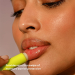 ⁦إي أو إس مرطب الشفاه الطبيعي بعامل حماية من الشمس SPF 15 بالأناناس وجوز الهند⁩ - الصورة ⁦4⁩