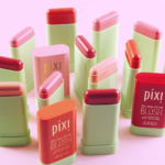 ⁦بيكسي ستيك بلاشر أحمر خدود اون ذا جلو⁩ - الصورة ⁦2⁩