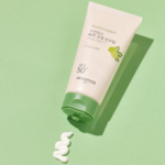 ⁦سكين فود كريم واقي من الشمس المهدئ للبشرة بالتوت بمعامل حماية ضد الشمس 50+ - 50مل⁩ - الصورة ⁦3⁩