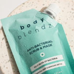 ⁦مقشر وقناع مضاد للبكتيريا من بودي بلندز - 150 غ⁩ - الصورة ⁦2⁩