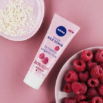 ⁦مقشر الأرز بالتوت من نيفيا - 75 مل⁩ - الصورة ⁦3⁩