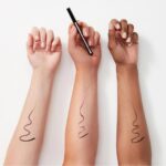 ⁦ميبلين هايبر ايزي قلم كحل سائل - أسود⁩ - الصورة ⁦3⁩