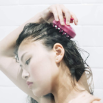 ⁦فرشاة الشامبو لفروة الرأس من بيوفين - وردي⁩ - الصورة ⁦2⁩