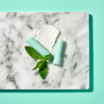 ⁦إي أو إس مرطب الشفاه العضوي الطبيعي 100% بزبدة الشيا بنكهة النعناع الحلو - قطعتين⁩ - الصورة ⁦2⁩