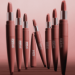 ⁦ميك اب فور ايفر احمر الشفاه المطفي روج أرتيست فيلفيت نيود⁩ - الصورة ⁦2⁩