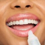 ⁦ايسنس قلوس ملمع شفاه بيرثداي بومب⁩ - الصورة ⁦5⁩