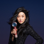 ⁦مجفف الشعر سوبرسونيك من دايسون نورال - ستروبيري برونز & بلش بينك⁩ - الصورة ⁦2⁩