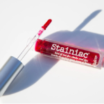 ⁦احمر شفاه روج تنت ستينيك من ذا بالم - بيوتي كوين⁩ - الصورة ⁦4⁩