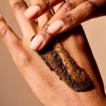 ⁦مقشر لتفتيح الجسم بملح البحر والنياسيناميد من اكيور - 177مل⁩ - الصورة ⁦3⁩