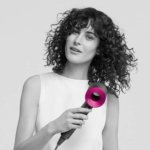 ⁦مجفف الشعر سوبرسونيك من دايسون - فضي وفوشي⁩ - الصورة ⁦3⁩