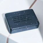 ⁦كاربون ثيوري صابون مقشر للجسم بزيت شجرة الشاي والفحم للتحكم بحب الشباب - 100جم⁩ - الصورة ⁦2⁩